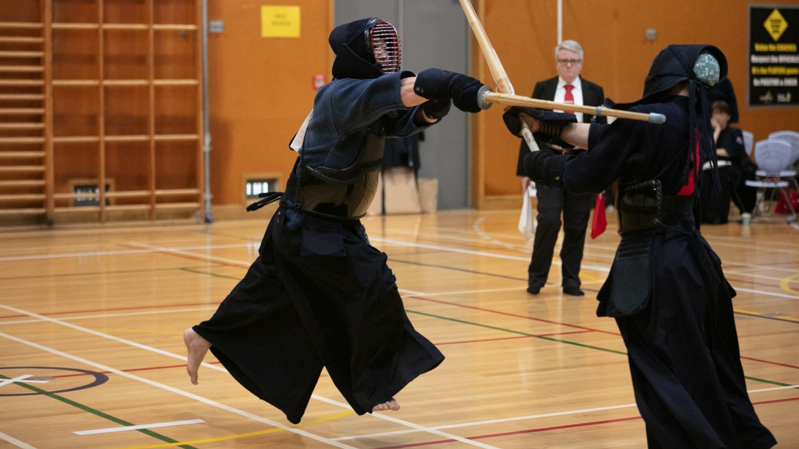 Two students fight kendo.