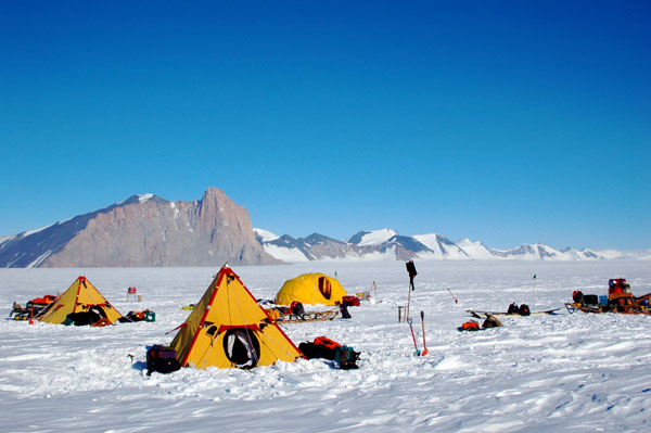 Field camp on the Beardmore Glacier, looking across to Mt. Kyffin and up-glacier c. Nick Golledge 2010-2011