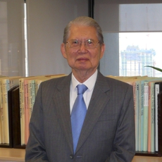 A profile image of Dr Lee Seng Tee.