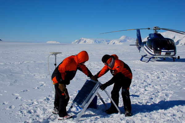 Installing a GPS receiver on Skelton Glacier c. Nick Golledge 2011-2012