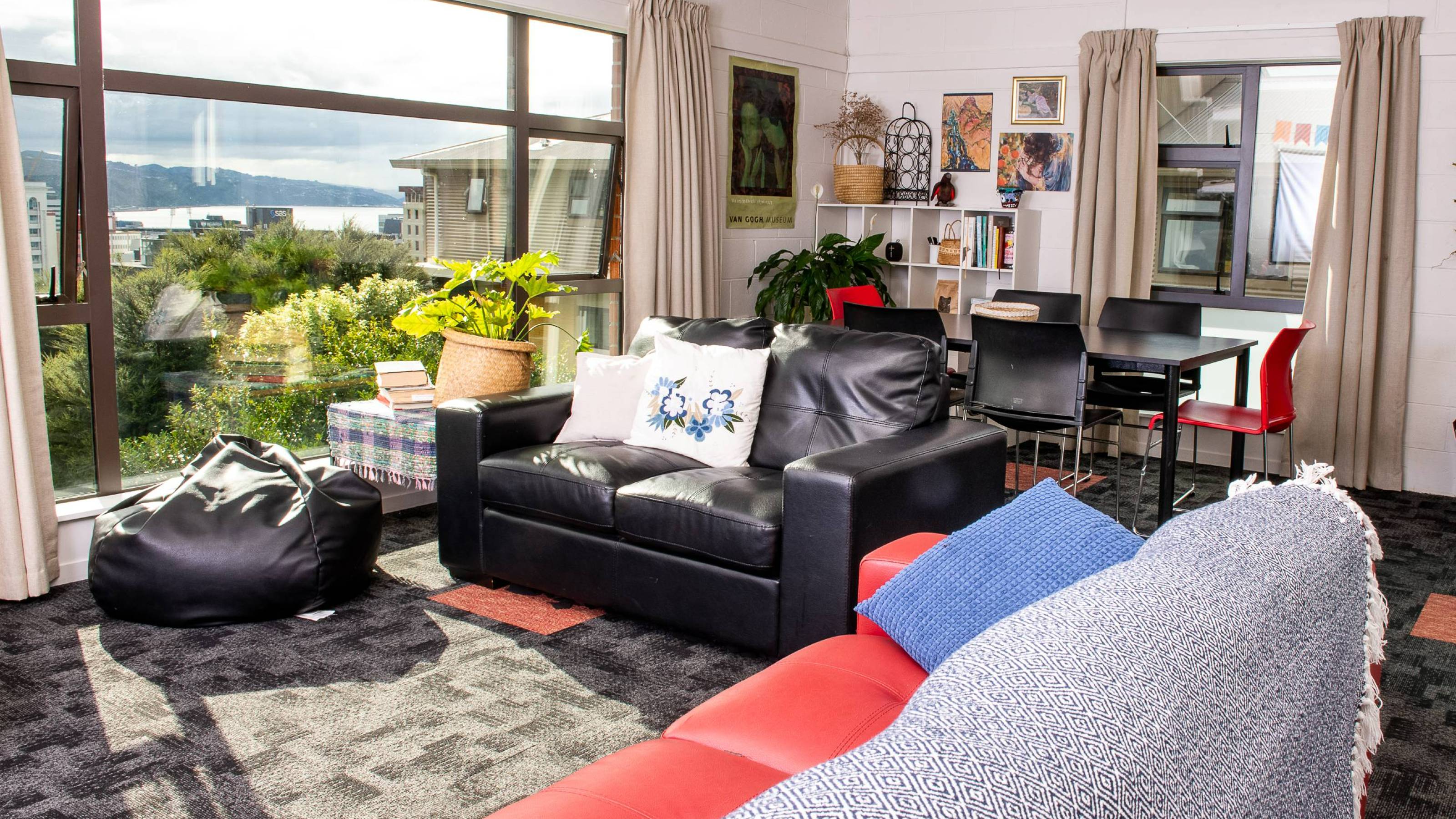 Silver Lounge in 5 bed Apartment fully furnished at Everton Hall