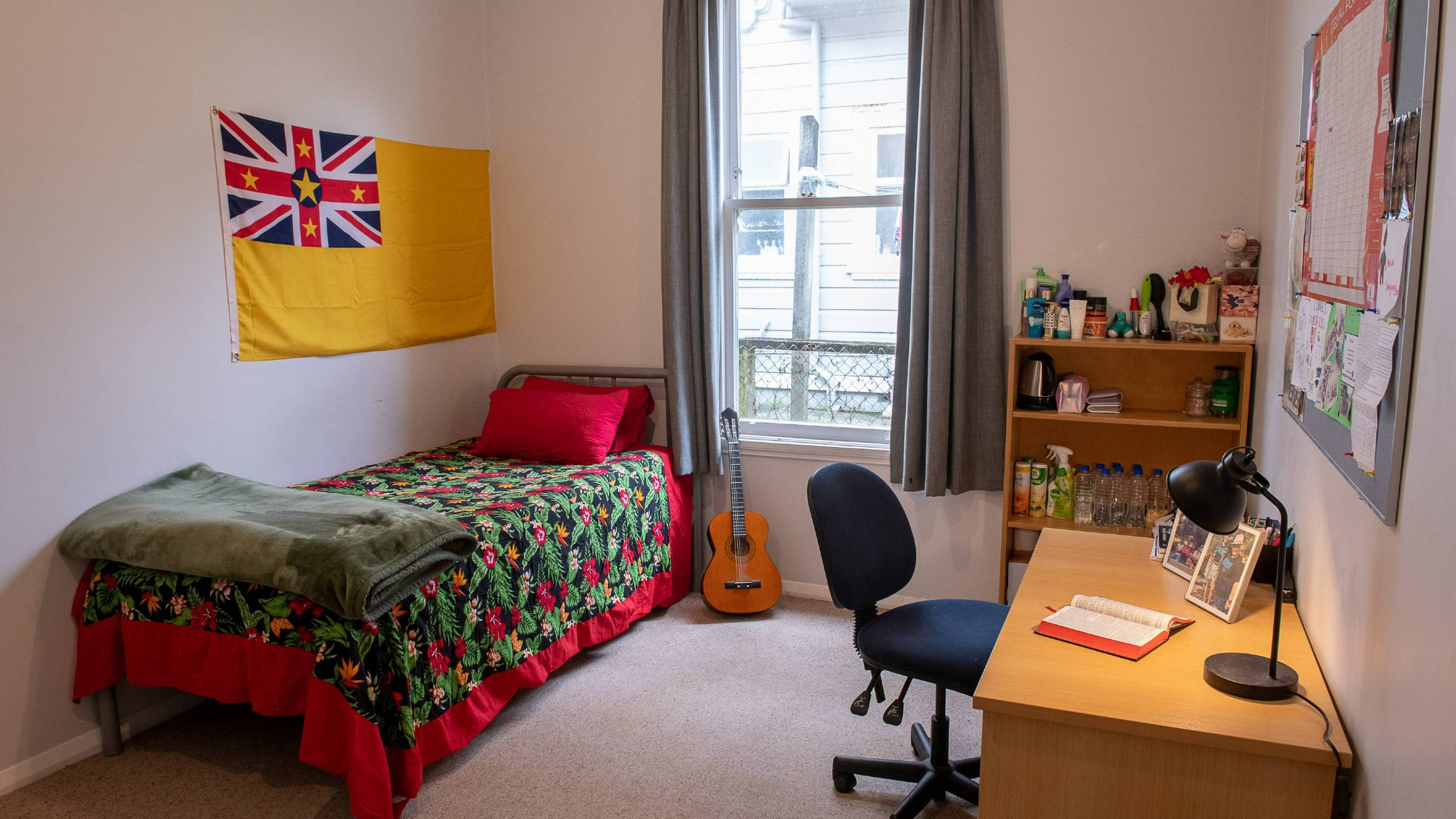 Single Room furnished — king single bed, residents supply bedding and personal items — Kelburn Flats Whare Hīnau